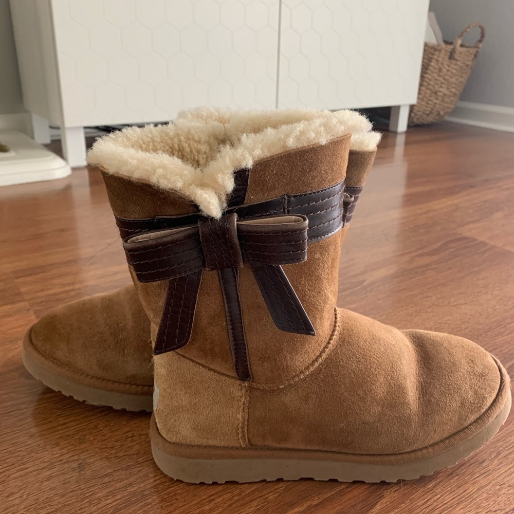 Ugg’s woman’s classic short boot with leather bow